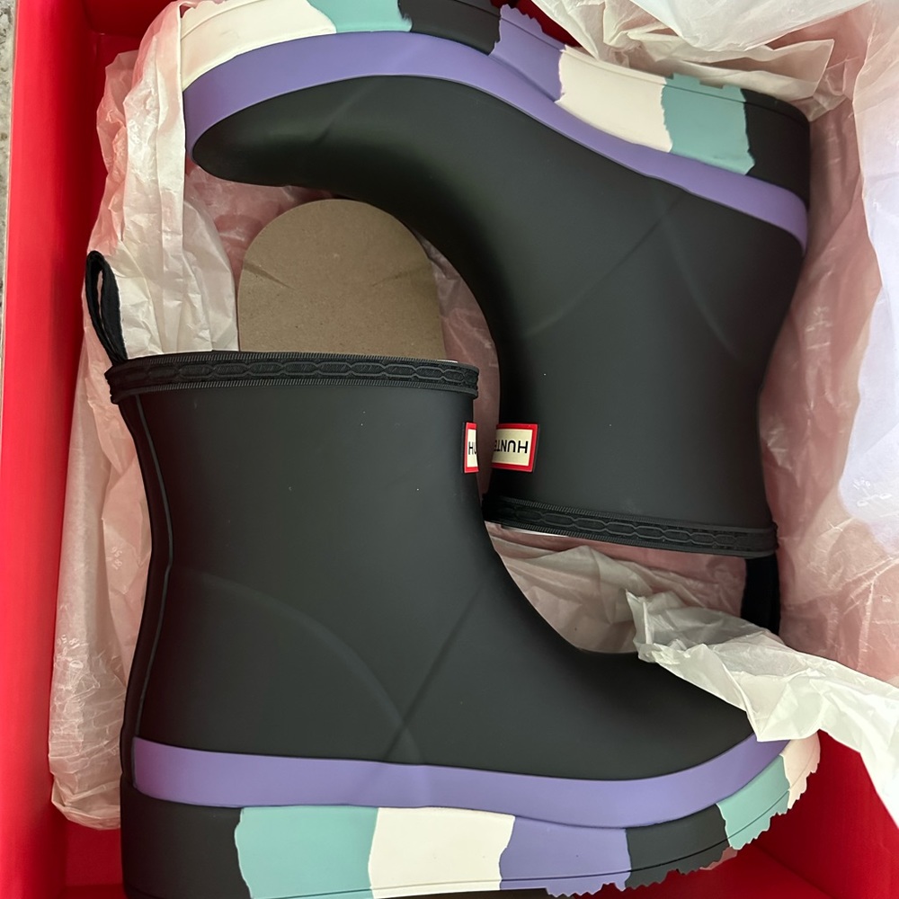 Women’s size 8 Hunter Chelsea style boots with striped sole